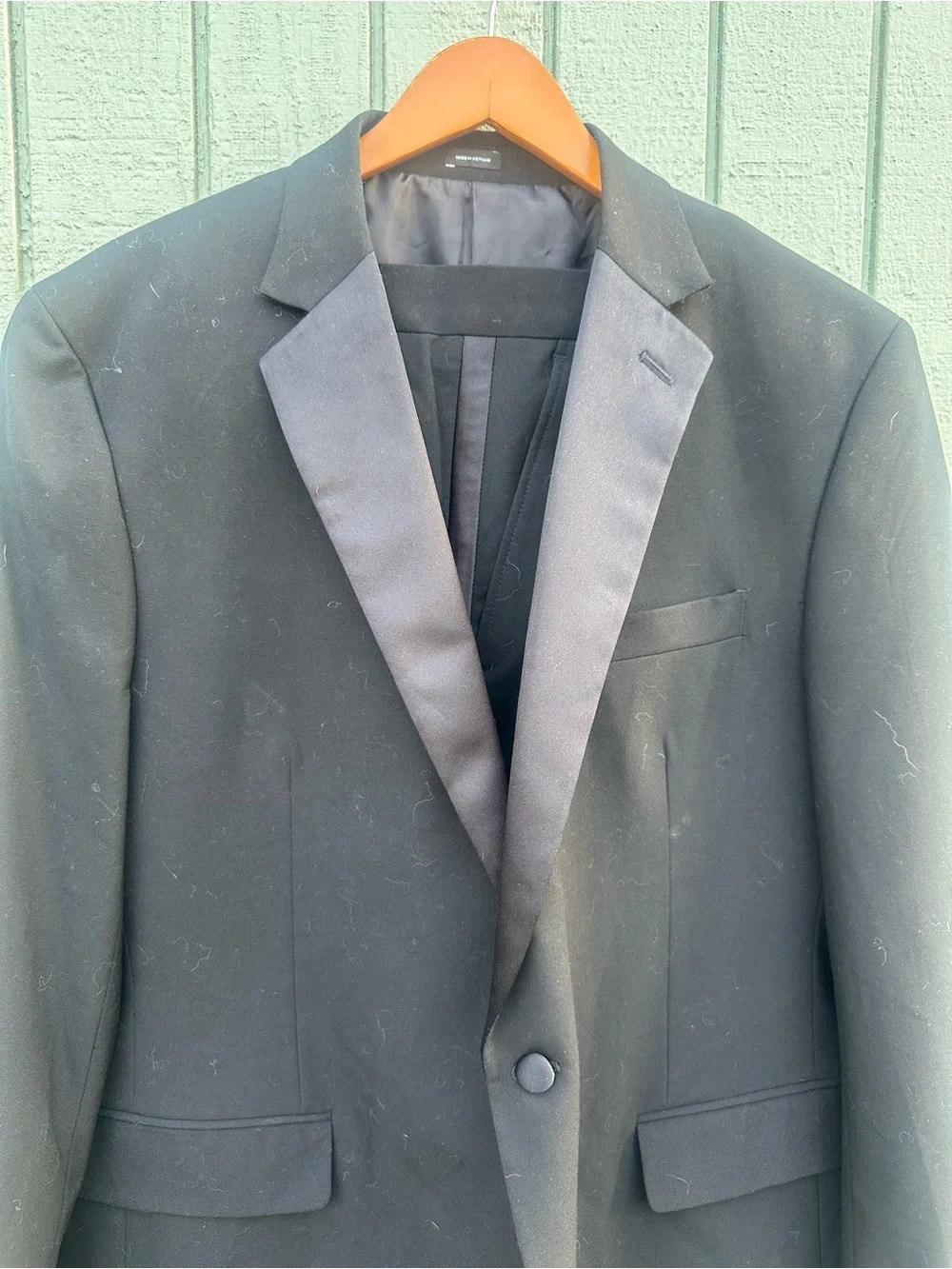 Classic Black Satin-Lapel Tuxedo - Picture 4 of 13